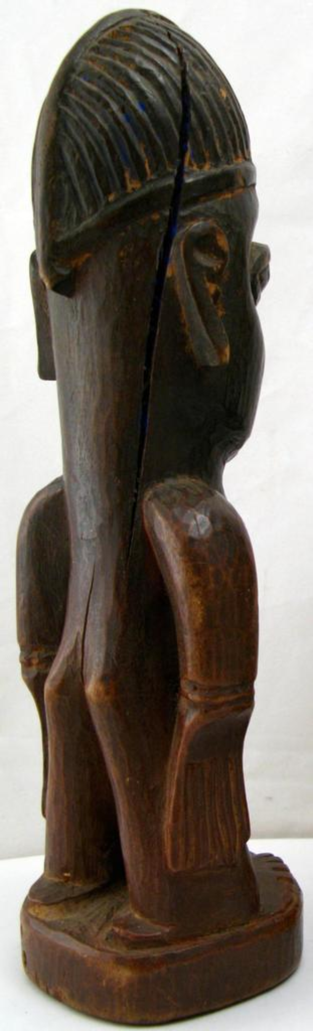 Ein detailliertes Holzskulptur mit kunstvollen Schnitzereien.