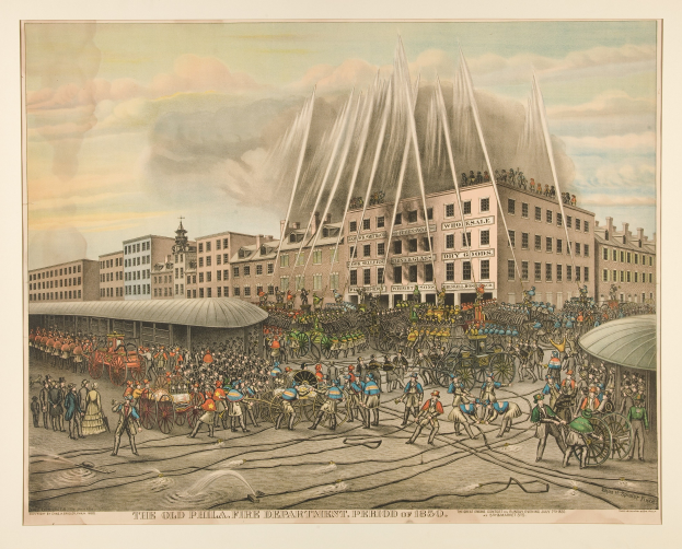 Eine Gruppe von Menschen vor einem Hydranten mit Pferden und Karren, umgeben von Gebäuden, unter einem bewölkten Himmel, mit Text am unteren Bildrand.