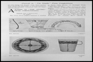 Schwarze und weiße Zeichnung einer Tasse und eines Untersetzers mit einem Design, eingerahmt von einem schwarzen Rand, betitelt mit "Auszeichnungen in den Studio-Wettbewerben".