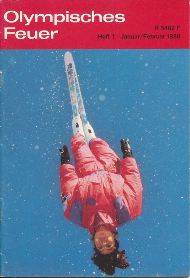 Titelbild "Olympische Spiele Feuer - Heft 1 - Januar/Februar 1988" mit einem Skifahrer in der Luft in einem Ski-Anzug mit entschlossener Miene.