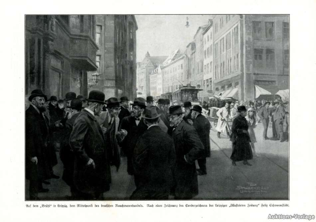 Ein Schwarz-Weiß-Foto von einer Menschenmenge, die eine Straße in Berlin an Silvester entlanggeht, mit Gebäuden auf beiden Seiten und Text unten, der 'Sewart-Holt - Silvester in Berlin' lautet.