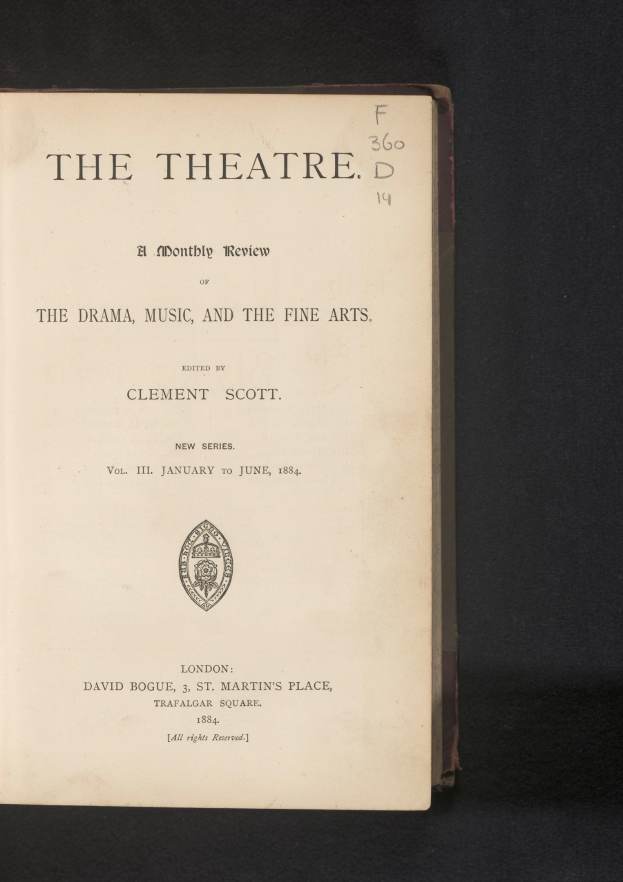 Offenes Buch mit dem Titel "The Theatre: A Monthly Review of the Drama, Music, and the Fine Arts" mit einer aufgeschlagenen Seite mit Text und Logo.