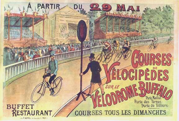 Plakat für ein Velodrom in Buffalo, New York, zeigt Radfahrer auf einer umzäunten Straße mit einem Gebäude und Bäumen im Hintergrund und Text mit Veranstaltungseinzelheiten.