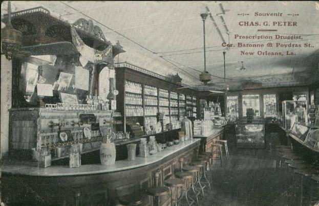 Schwarz-weiß-Foto eines alten Apothekeninneren in New Orleans mit Hockern, Tischen, Flaschen und Glasfenstern, mit Text oben.