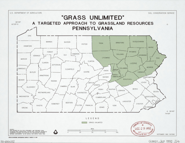 Ein Plakat mit einer Karte von Pennsylvania in verschiedenen Grüntönen, auf der der Text "Grass Unlimited: Ein gezielter Ansatz für Graslandressourcen" in fetter schwarzer Schrift steht.