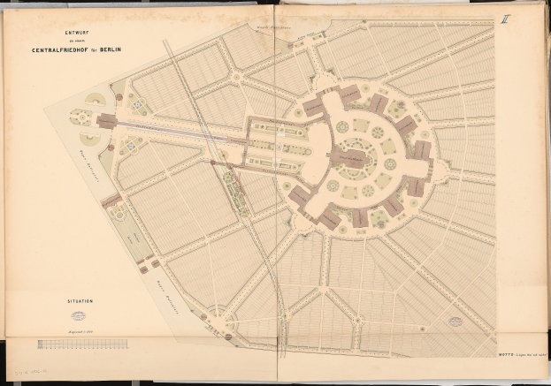 Ein altes Buch mit einer detaillierten Karte von Berlins Straßen, Gebäuden und Sehenswürdigkeiten auf dem Cover, begleitet von Text mit zusätzlichen Informationen.