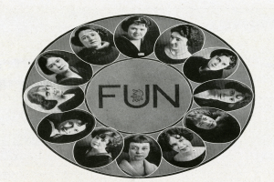Schwarzes und weißes Foto einer vielseitigen Gruppe strahlender Frauen, die einen Kreis bilden, mit dem Wort 'FUN' in der Mitte.