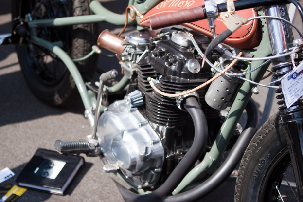 Mehrere Motorräder auf einem Parkplatz mit einem in der Nähe liegenden Buch abgestellt.