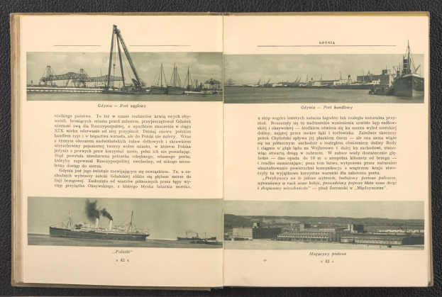 Ein aufgeschlagenes Buch mit Bildern von Schiffen und Text, das einen historischen Überblick über einen Hafen bietet, liegt auf einer Oberfläche.