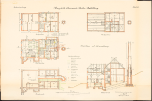 Altes Buch mit detaillierten architecturalen Plänen und Text, einschließlich einer Zeichnung des ursprünglichen Plans für das Königliche Hermwerk Berlin-Baklberg.