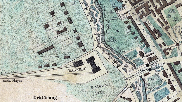 Ein detaillierter alter Stadtplan von Berlin, Deutschland, der Straßen, Gebäude, Sehenswürdigkeiten und Text enthält, der den Standort des Bahnhofs anzeigt.