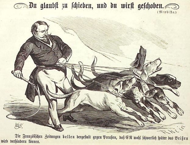 Ein Mann in einem langen Mantel führt drei an der Leine gehende Hunde auf einem textbedruckten Papier. Die Hunde laufen voraus und der Mann sieht entschlossen aus.