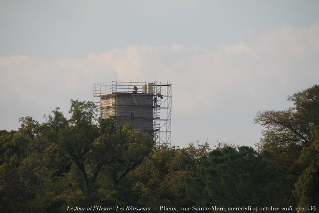 Ein Bauwerk in der Mitte des Bildes, umgeben von Bäumen unten und Himmel oben, mit Text in der unteren Ecke.