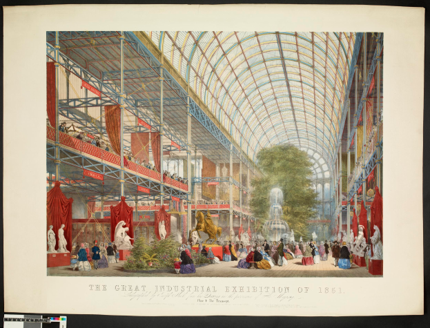 Ein Foto Rahmen mit einem Gemälde der Großen Industrieausstellung von 1861, das Menschen, Skulpturen, Pflanzen, Bäume, einen Brunnen und andere Gegenstände zeigt, mit Text unten.