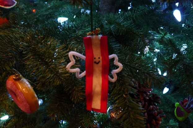 Ein Weihnachtsbaum mit Lichtern und Schmuck.