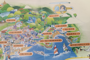 Eine detaillierte Karte eines Parks mit verschiedenen Attraktionen wie Bäume, Gebäude, Wasser, Boote, Menschen, Hubschrauber und andere Objekte sowie begleitendem Text mit Park-Informationen.