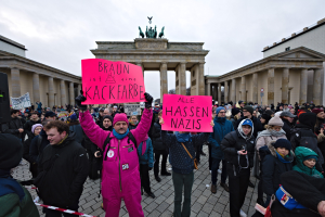 Gruppe demonstriert vor dem Reichstagsgebäude in Berlin gegen die Anti-Nazi-Bewegung der deutschen Regierung.