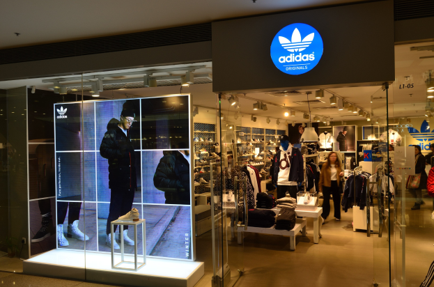Adidas (ADS) Aktie steigt aufgrund einer Aufwertung durch einen RBC-Analysten und der Lancierung der FIFA-WM-Kampagne