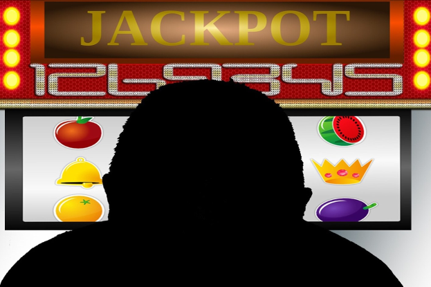 Ein Mann spielt an einem Online-Slot-Automaten mit "Jackpot" angezeigt, umgeben von fruchtmotivischen Spielelementen.