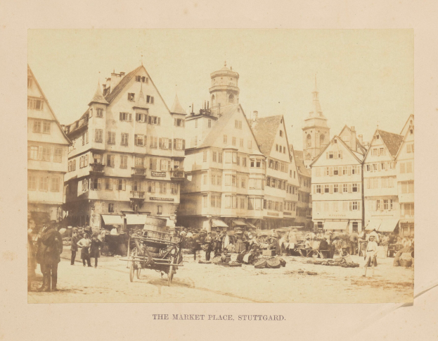 Ein altes Foto eines belebten Marktes in Stuttgart, Deutschland, mit zahlreichen Gebäuden mit Fenstern, Menschen, Karren und verschiedenen Gegenständen, mit Text am unteren Rand des Bildes.