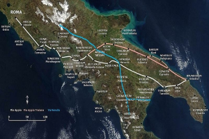 Eine Karte von Italien mit einer blauen Linie, die eine kreisförmige Zugroute von Rom zeigt, die verschiedene Städte und Ortschaften durchquert.