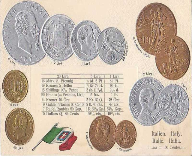 Eine Sammlung italienischer Münzen von 1877-1910, darunter 20-Lire-Münzen, in einer Reihe mit Text und Porträts angeordnet, zusammen mit zwei Flaggen, darunter die italienische Flagge.