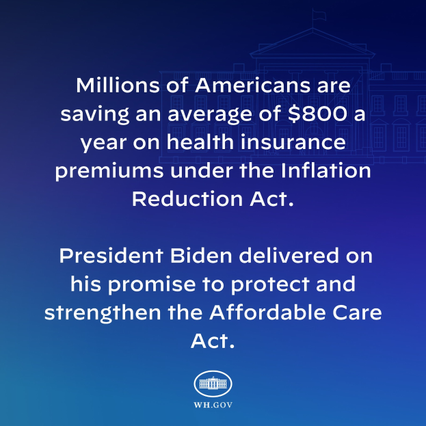 Blauer Hintergrund mit weißer Schrift, die besagt, dass Millionen von Amerikanern durchschnittlich 800 USD pro Jahr an den Gesundheitsversicherungsprämien unter dem Inflation Reduction Act sparen, mit einem Logo rechts daneben.