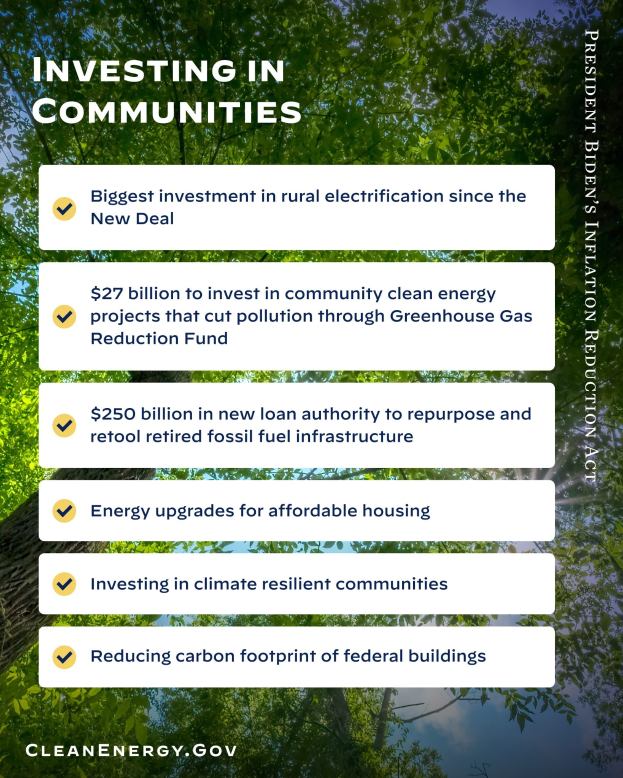 Plakat mit Bäumen und Himmel im Hintergrund und Text 'Investing in Communities: Größte Investition in ländliche Elektrizität seit dem New Deal'.