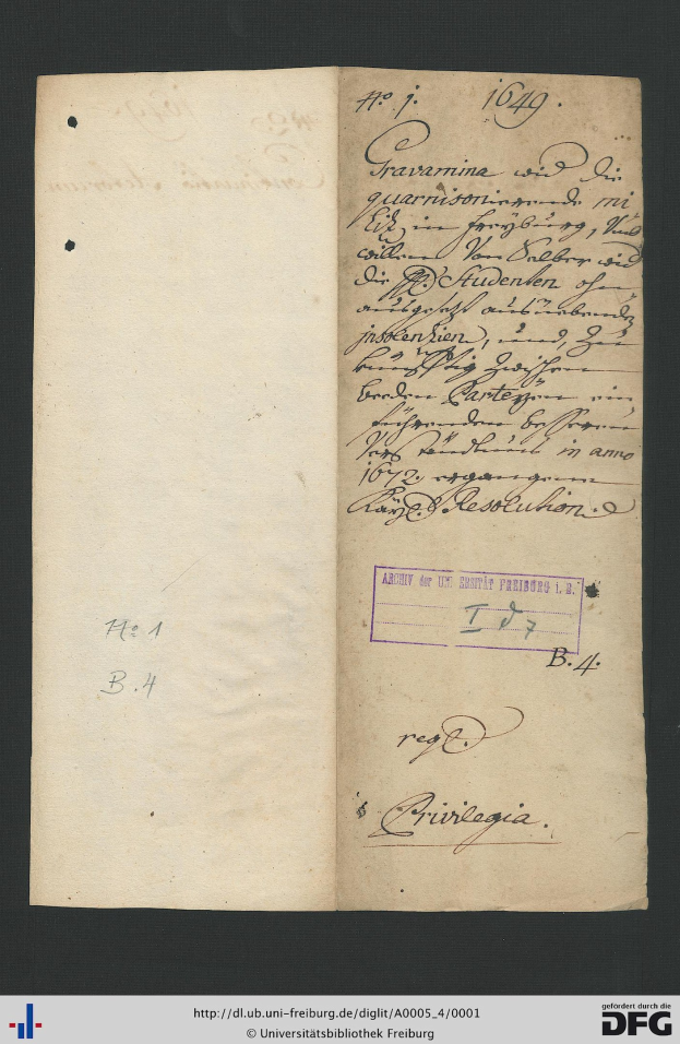 Offenes Buch mit handgeschriebenem Text auf altem Papier, das Wasserzeichen am Boden aufweist, wahrscheinlich ein Dokument der Bundesrepublik Deutschland.