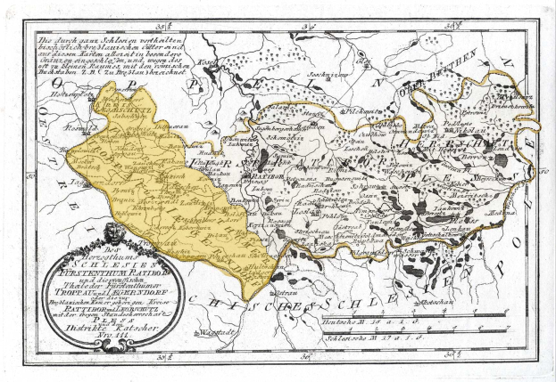 Eine detaillierte Schwarz-Weiß-Karte des Königreichs Sachsen, Deutschland, die geographische Merkmale wie Flüsse, Berge und Städte sowie textuelle Informationen zu Grenzen und Städten zeigt.