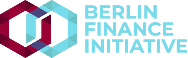 Logo der Berliner Finanzinitiative mit einem blauen Kreis mit weißer Umrandung und einem weißen "B" in der Mitte, umgeben von einem weißen Ring mit blau-weißem Karomuster, alles auf einem weißen Hintergrund mit fetter schwarzer Schrift, die "Berlin Finance Initiative" liest.