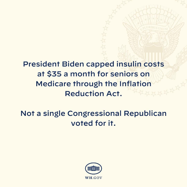 Plakat mit Logo und Text, auf dem steht: "Präsident Biden beschränkte die Kosten für Insulin auf 35 Dollar pro Monat für Senioren mit Medicare durch das Inflation Reduction Act."
