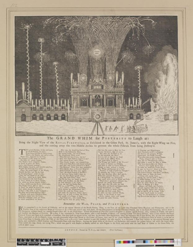 Eine historische Illustration eines prächtigen, spaßigen Gebäudes mit Text, das die Nachtansicht der königlichen Feuerwerke im St. James's Green Park zeigt, dessen rechtes Flügel in Flammen steht.