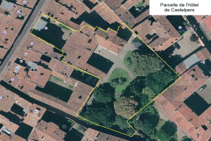 Luftaufnahme einer Stadt mit Gebäuden, Bäumen und Gras, mit einer Karte oben rechts mit einer gelben Linie, die den Standort eines Hotels markiert.