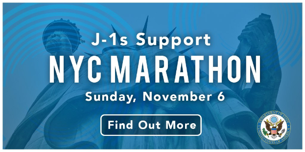 Plakat, das den New York City Marathon am Sonntag, den 6. November, bewirbt, mit dem Text "j-1s unterstützen NYC Marathon" und dem Logo des Events.