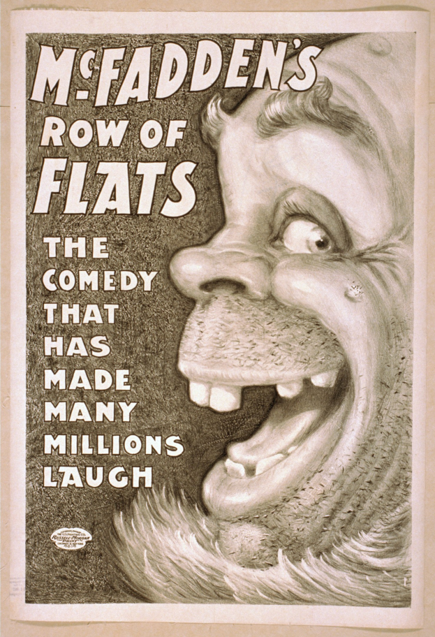 Plakat einer Person mit wildem Haar und einem breiten, zahnreichen Grinsen vor einem hellgelben Hintergrund, mit der Aufschrift "McFadden's Row of Flats: Die Comedy, die viele Millionen zum Lachen gebracht hat."