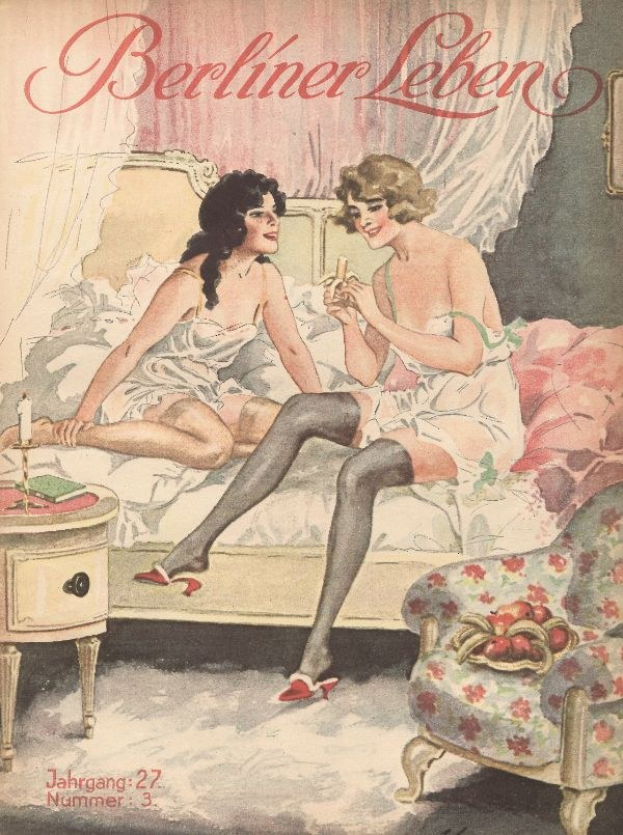 Plakat mit zwei Frauen auf einem Bett sitzend, einem Tisch mit Gegenständen links, einem Vorhang und einem Rahmen im Hintergrund und dem Text "Berliner Leben Nr. 27, 1930" oben und unten.