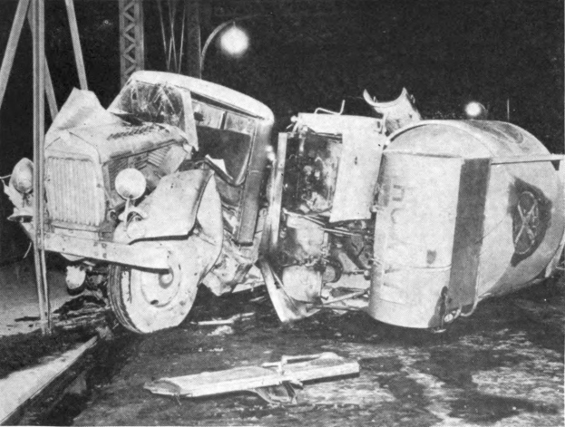 Schwarz-weiß-Foto eines umgestürzten Autos am Straßenrand mit Metallstangen und einer Laterne im Hintergrund, beschriftet mit "1930er-Autounfall" unten.