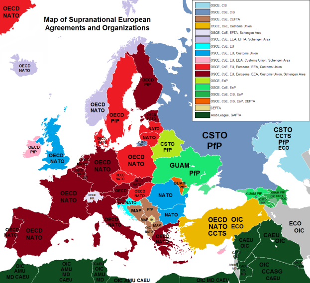 Eine Europakarte mit verschiedenen Farben, die Länder und ihre jeweiligen Abkommen und Organisationen darstellen, begleitet von Text, der die Länder und beteiligten Länder nennt.