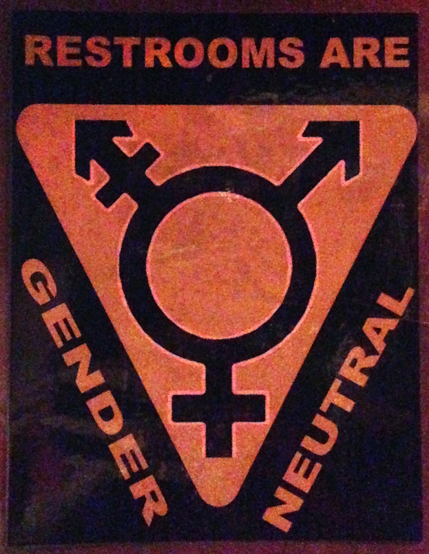 Ein Plakat mit der Aufschrift "Toiletten sind Geschlechterneutral" betont die Inklusivität in den Toiletteneinrichtungen.