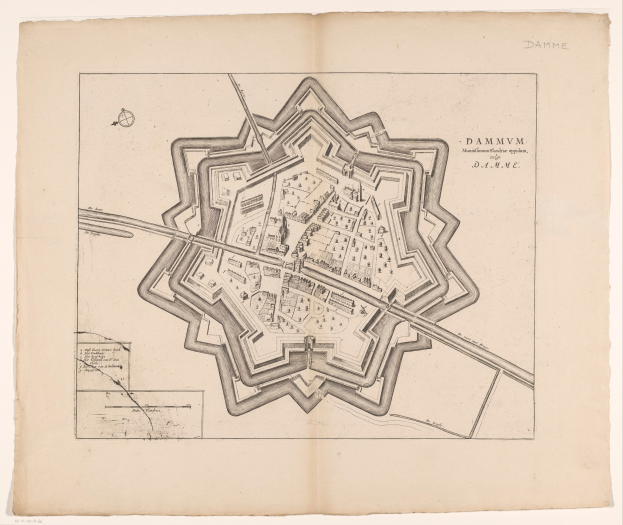 Offenes Buch mit detaillierter Karte von Damaskus, Syrien, mit sichtbaren Straßen, Gebäuden und Sehenswürdigkeiten sowie Text über die Geschichte und Kultur der Stadt.