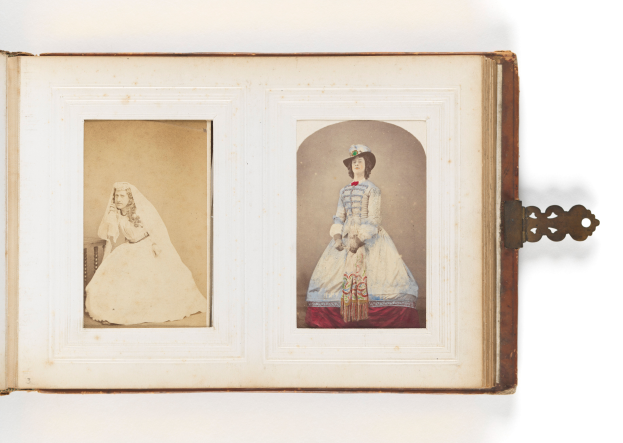 Ein altes Buch mit einer Illustration eines Brautpaares an ihrem Hochzeitstag, beide strahlend und einen Blumenstrauß haltend.