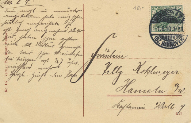 Eine alte Postkarte mit einer Briefmarke oben rechts, die an Hannover, Deutschland, adressiert ist, mit handgeschriebener Text auf der Vorderseite.