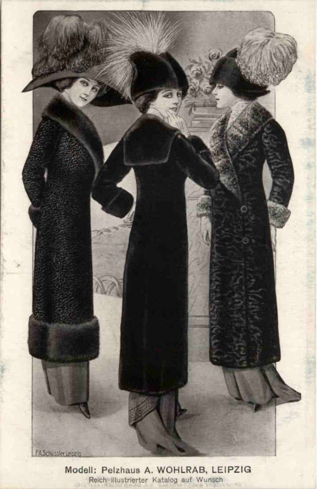 Drei Frauen in schwarzen Mänteln und Hüten stehen nebeneinander, mit einer Blumenvase im Hintergrund, auf einem schwarz-weißen Bild mit der Beschriftung "Moden der 1920er Jahre".