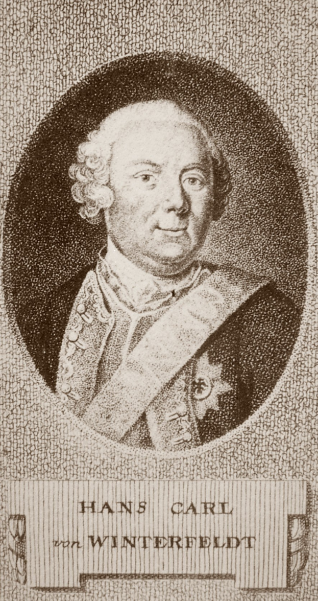 Schwarzes und weißes Porträt von Hans Carl von Winterfeldt mit ernstem Gesichtsausdruck und Text unten.