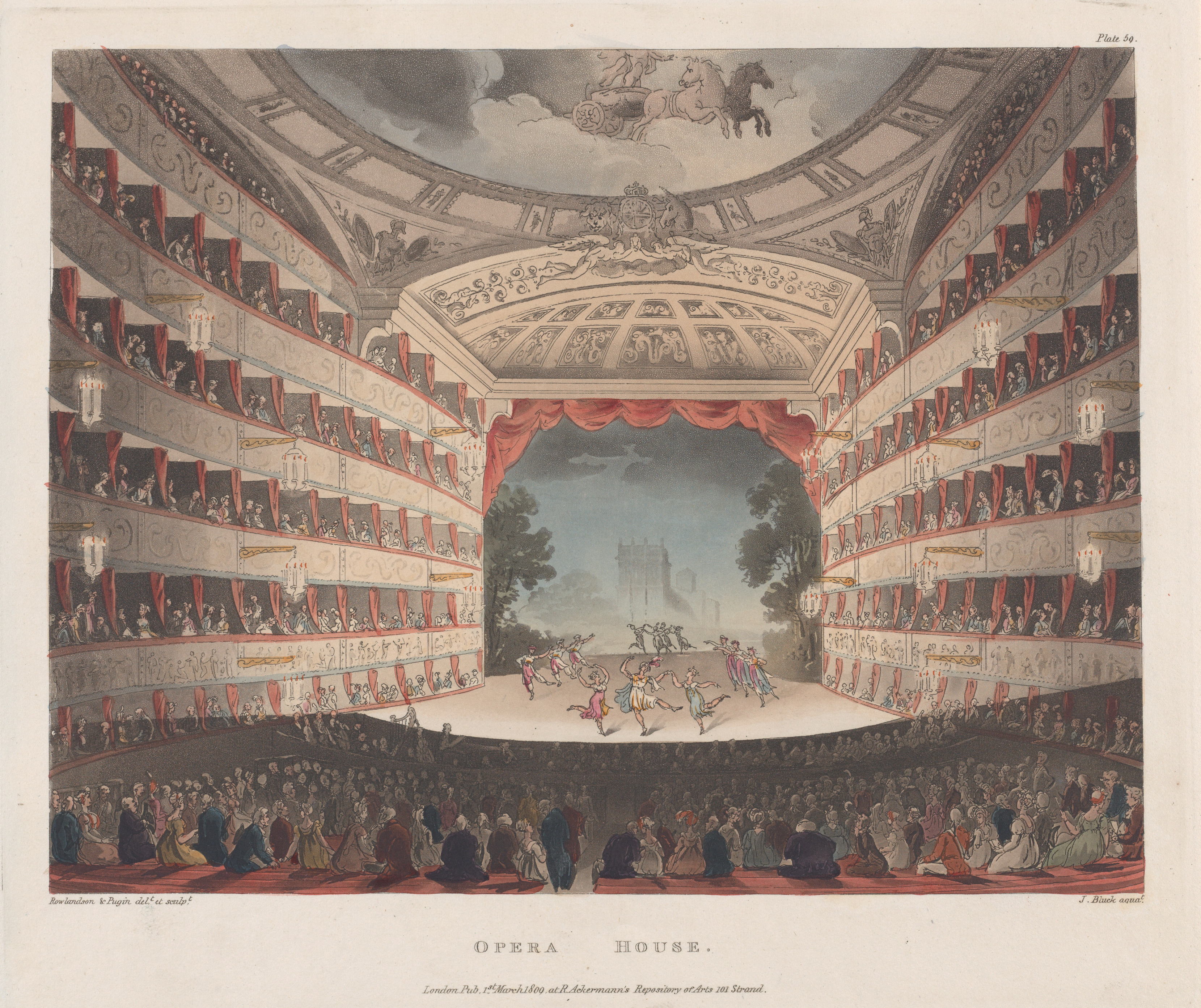 Eine Gravur des Auditoriums der Königlichen Oper in London, die Menschen auf der Bühne sitzend, andere im Hintergrund stehend, detaillierte Deckenentwürfe, entfernte Bäume und ein Gebäude, mit Text unten.