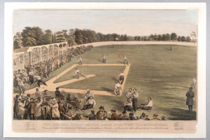 Eine Gruppe von Menschen spielt Cricket auf einem grünen Feld mit Bäumen im Hintergrund und einem klaren blauen Himmel, mit dem Text "Das zweite große Match-Spiel um die Meisterschaft" unten.
