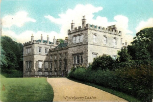 Schwarz-weiß-Postkarte von Whitehaven Castle in Schottland, die ein großes Gebäude mit Fenstern, einen Weg, Gras, Pflanzen, Bäume und einen bewölkten Himmel zeigt, mit Text unten.