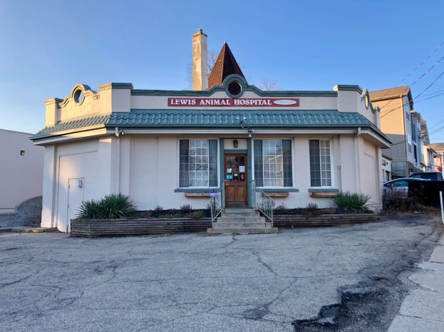 Äußenansicht der Lewis Animal Hospital in San Francisco, mit einem Gebäude mit Fenstern, einer Tür, einem Schild, Pflanzen, Treppen mit Geländern, geparkten Fahrzeugen, sichtbarem Himmel und öffentlichen Kabeln.
