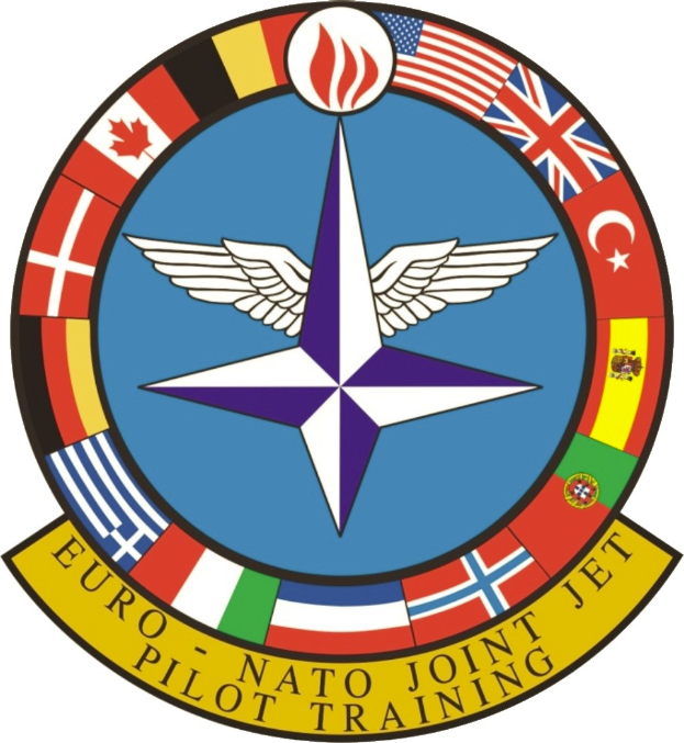 Blauer Kreis mit einem weißen Stern in der Mitte, umgeben von vier farbigen Flaggen, beschriftet mit 'NATO Joint Jet' in weißer Schrift.